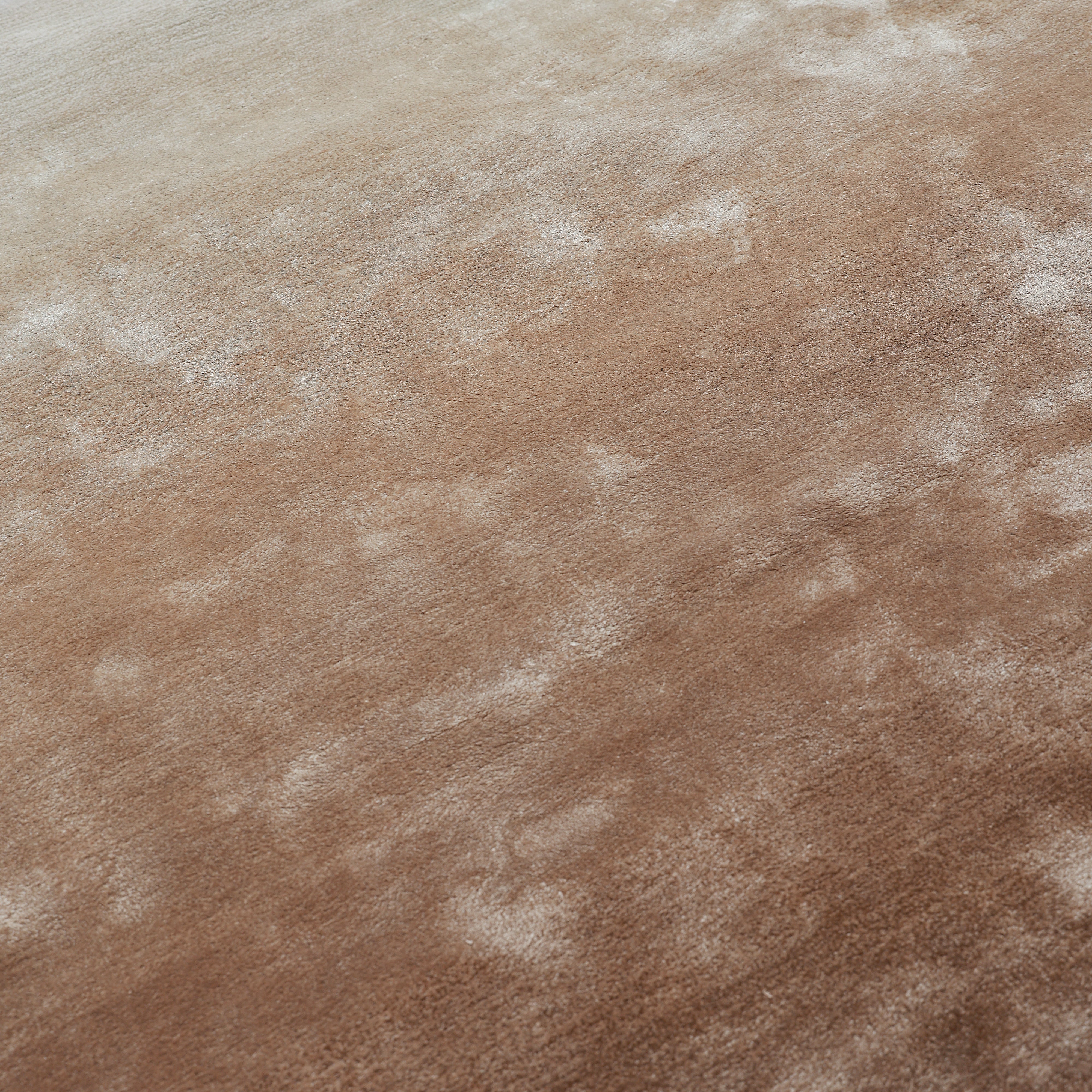 A close-up of the RAMSHA HOME Caramel Ombre Handmade Area Rug - HTV 26 (300x400 cm) shows a velvety, hand-tufted surface with soft, cloudy patterns and a gradient from light beige to warm brown.